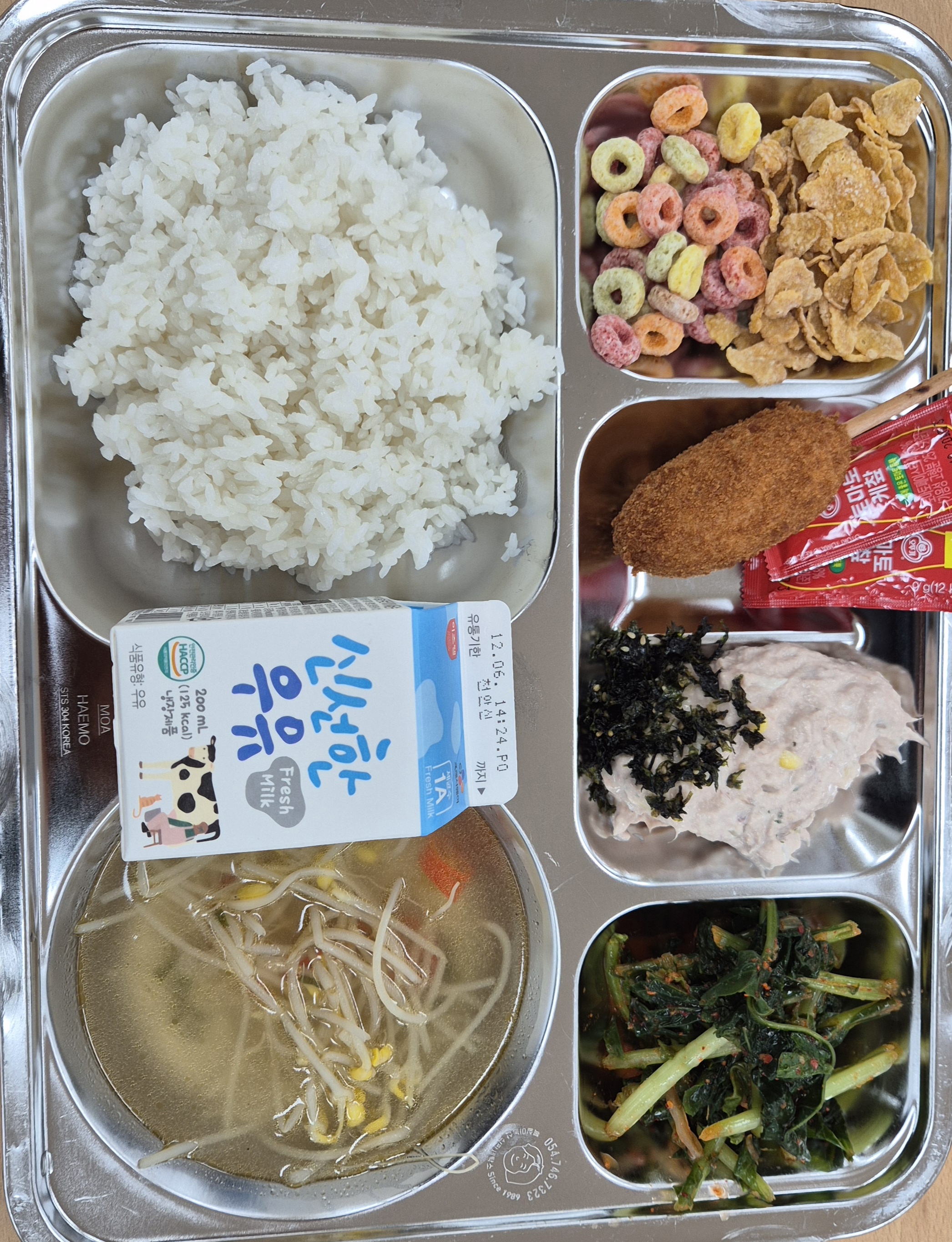 잡곡밥	
황태콩나물국	5,6
참치마요범벅	1,5
돌자반	5
두부퐁당콘핫도그*케찹	5,6*12
열무김치	5,9
씨리얼2종*우유	5,6*2
