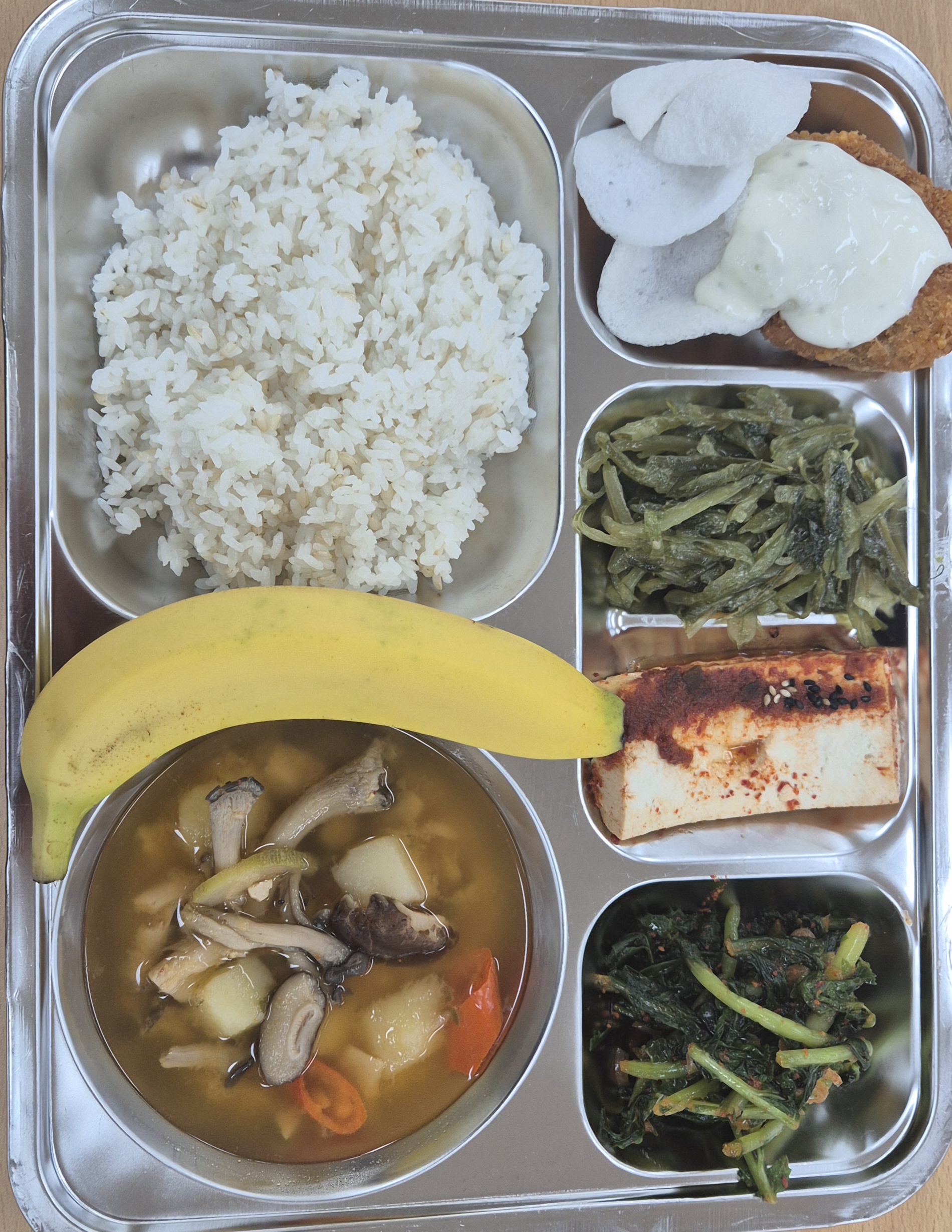 잡곡밥	
버섯된장찌개	5,6
피쉬앤칩스*타르타르	5,6*1,2,5
두부양념조림	5,6
미역줄기볶음	5,6
열무김치	5,9
바나나	
